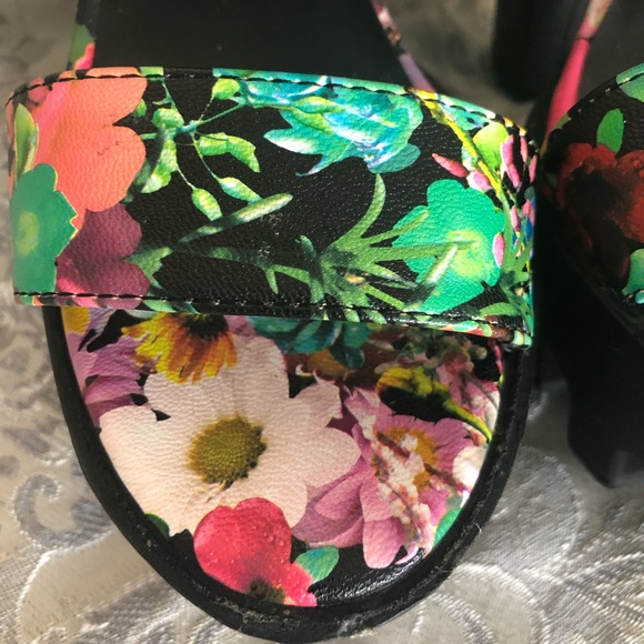 *** SOLD **Wild Diva Lounge Floral Print Platform - Picture 16 of 16